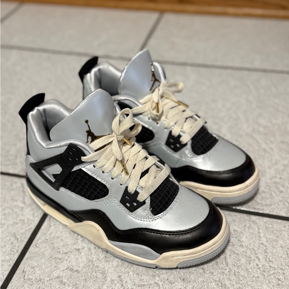 Air Jordan 4 Retro boys size 4.5